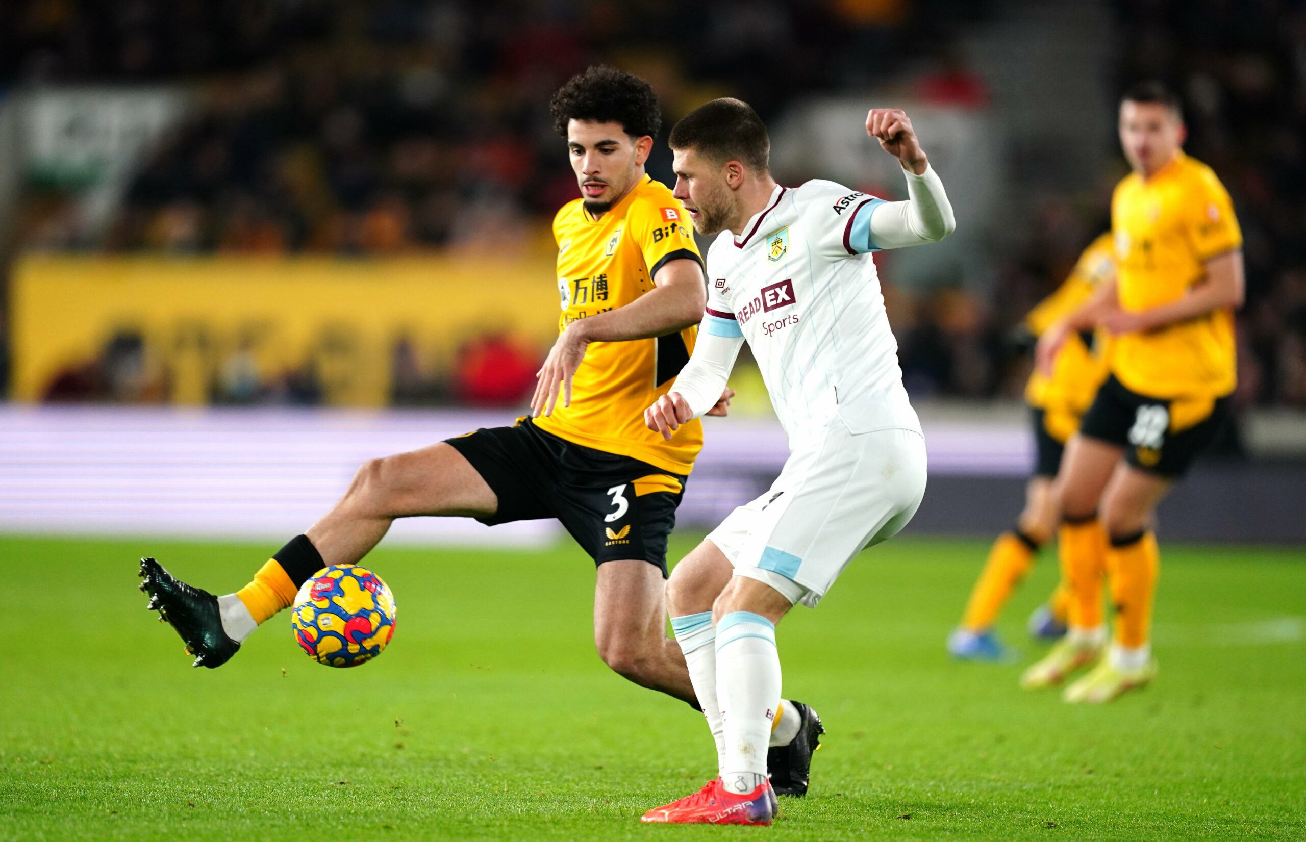 Soi kèo Wolves vs Burnley ngày 6/12